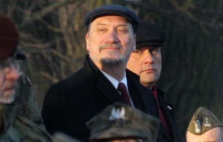 Absolutnie się zgadzam, że jest niedopuszczalne żeby oficerowie wojska polskiego meldowali się komukolwiek poza ustalonymi prawnie osobami. Takie wypadki nie mają miejsca. Taki wypadek miał raz miejsce, blisko rok temu i nigdy więcej się nie powtórzył.
Konferencja prasowa