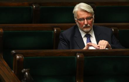 Mówiłem o trzech kryzysach, którym Polska musi stawić czoła: bezpieczeństwa, sąsiedztwa i projektu europejskiego. Była to trafna diagnoza. Te kwestie znalazły się w centrum polityki (…) tworząc złożoną i mało sprzyjającą interesom polskim sytuację.
Exposé Ministra Spraw Zagranicznych, Sejm