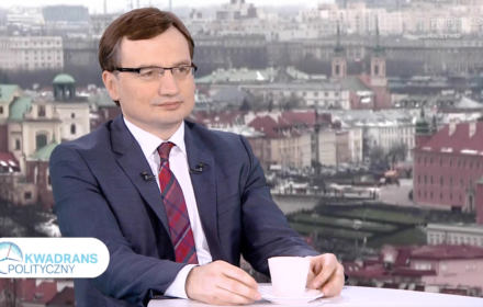 (...) przyjęta przez posłów decyzja o łącznym głosowaniu nad wszystkimi poprawkami i wnioskami mniejszości do ustawy budżetowej oraz innych ustaw, była zgodna z Regulaminem Sejmu i dotychczasową praktyką.
komunikat PK