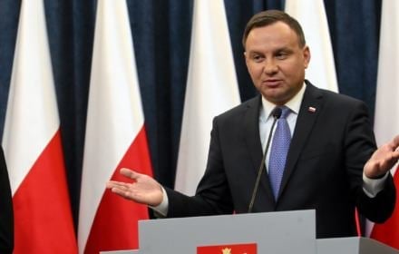 Zgodnie z zasadami konstytucyjnymi w okresie pokoju prezydent Rzeczypospolitej wykonuje swoją funkcję zwierzchnika sił zbrojnych za pośrednictwem ministra obrony narodowej. Chciałbym, żeby w tym zakresie Konstytucja RP była w pełni przestrzegana.
Konferencja prasowa po spotkaniu z Antonim Macierewiczem