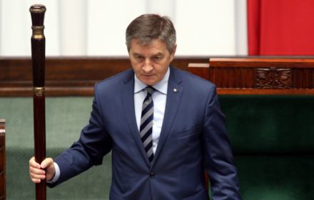 Art. 180 ust. 5 Konstytucji przewiduje możliwość przeniesienia sędziego w stan spoczynku w przypadku zmiany ustroju sądów.