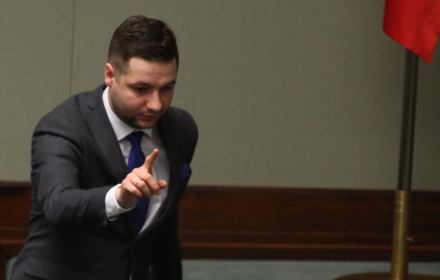 Nie było żadnej cenzury – nikomu nie zabroniono występu na festiwalu. Kilka niewiarygodnych mediów podało fejknews, że zabroniono śpiewać Kayah. Po tej nieprawdziwej informacji rozeszła się fama i inni zaczęli masowo rezygnować i rozpoczęła się histeria.
Wypowiedź na FB