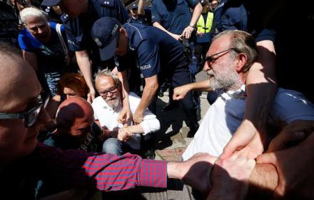 Bo hałasowali. Policja wyniosła protestujących przed siedzibą PiS. Prawnik HFPC: „to szykany”