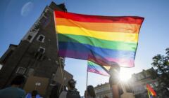 Protestujący manifestują solidarność z osobami LGBT
