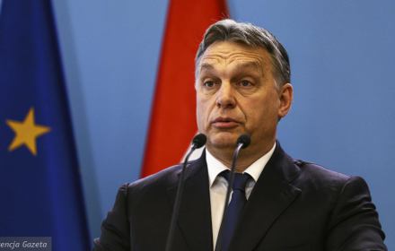 z19676472V,Viktor-Orban Zdziwiony Viktor Orban na tle flagi UE