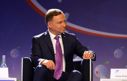 Mija kolejny rok skutecznych starań o to, aby Polska rozwijała się szybciej i w sposób przemyślany, a owoce tego rozwoju były dzielone uczciwie. Trwa wzrost gospodarczy, którego efekty odczuwają dziś miliony polskich rodzin
Orędzie Noworoczne 2018