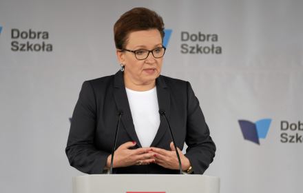 Ograniczenie zjawiska zmianowości w szkołach, głównie miejskich, będzie skutkiem zmniejszenia o jeden rocznik liczby uczniów (oddziałów) w szkołach, których prowadzenie należy do zadań gmin
Odpowiedź na wystąpienie RPO