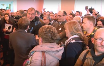 4 marca 2016 r. Zakłócenie wystawy o gen. Andersie przez działaczy KOD. Fot. screen 4 marca 2016 r. Zakłócenie wystawy o gen. Andersie przez działaczy KOD. Fot. screen
