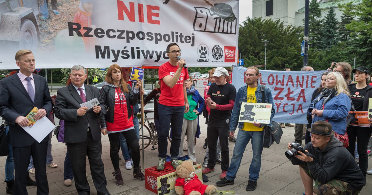 Marek Suski z PiS (drugi od lewej). Przemawia Arkadiusz Glaas z Koalicji "Niech Żyją". Obok niego Jacek Bożek (Klub Gaja) i Radosław Ślusarczyk (Pracownia na rzecz Wszystkich Istot), 27 maja 2015 r.