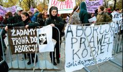 Demonstracja zwolennikow i przeciwnikow aborcji pod Sejmem .