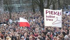 Oburzeni-proponowanym-zaostrzeniem-ustawy-aborcyjnej pod Sejmem