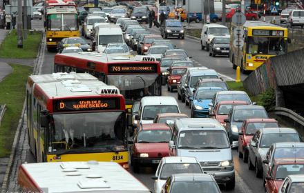 Czy samochody odpowiadają za smog? Korek samochodowy w mieście