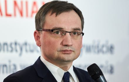 Na decyzje parlamentu wpływ miały m.in. opinie krytyczne wobec pierwotnego projektu przygotowanego przez Ministerstwo Sprawiedliwości, zgłaszane przez RPO Adama Bodnara, byłą Pierwszą Prezes SN Małgorzatę Gersdorf (...) czy Krajową Radę Sądownictwa.
konferencja prasowa