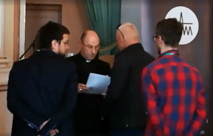 Marek Lisiński wręcza list prymasowi Polski abp. Wojciechowi Polakowi. Postuluje spotkanie epskopatu z ofiarami pedofilii w Kościele.