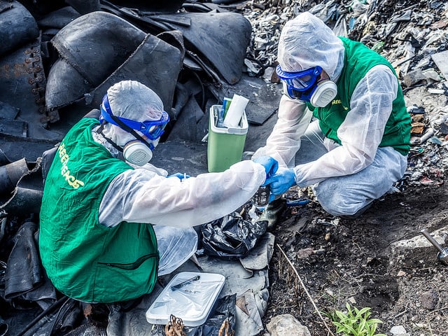 Pobieranie próbek ze spalonych składowisk odpadów. Fot. Łukasz Supergan / Greenpeace