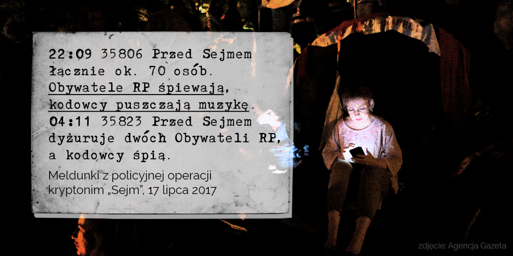 Tekst na grafice: 22:09 35806 Przed Sejmem łącznie ok. 70 osób. Obywatele RP śpiewają kodowcy puszczają muzykę 04:11 35823 Przed Sejmem dyżuruje dwóch Obywateli RP, a kodowcy śpią