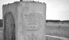 Mogiła-pomnik,_na_cmentarzu_żydowskim,_1941_Jedwabne_B&W