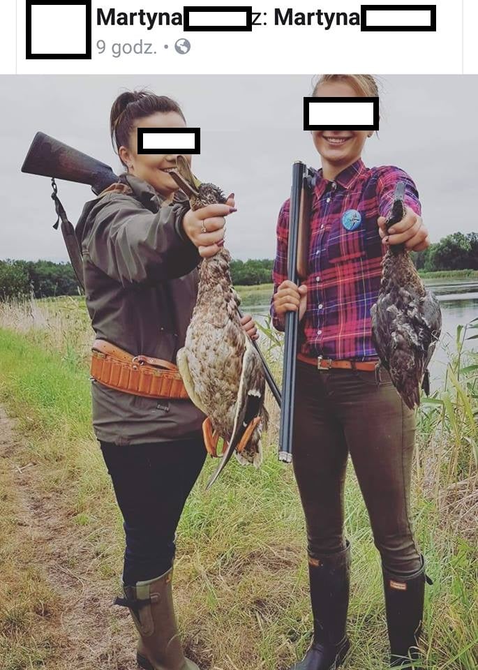 Myśliwa po prawej trzyma upolowaną cyrankę. Fot. Facebook