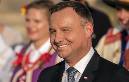 Wielu ludzi zadaje sobie pytanie, dlaczego UE zabrania tego, zabrania tamtego. Dlaczego na przykład w sklepie nie można w tej chwili kupić już zwykłej żarówki, można kupić tylko żarówkę energooszczędną? Nie wolno kupić, bo UE zakazała.
Berlin