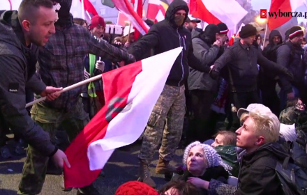Kopali, szarpali i pluli na kobiety, bo tak „okazywali niezadowolenie”. Prokuratura umorzyła postępowanie