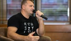 Waldemar Żurek w koszulce z napisem konstytucja na spotkaniu z mieszkańcami Lublina
