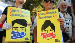 Protest pod KRS z plakatami z napisem Komitet Rozbiórki Sądownictwa