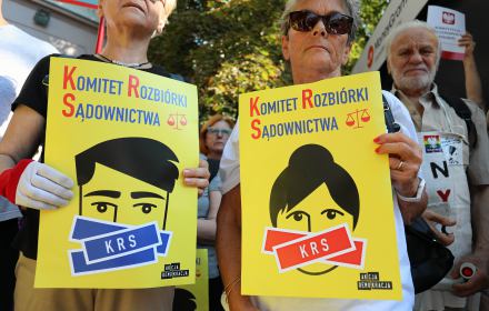 Wszyscy pod KRS Protest pod KRS z plakatami z napisem Komitet Rozbiórki Sądownictwa
