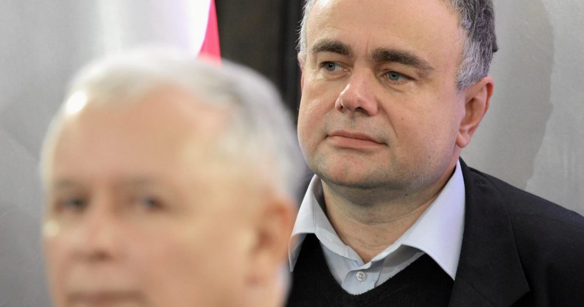 Z przodu głowa Jarosława Kaczyńskiego, nieco z tyłu widać głowę Tomasza Sakiewicza