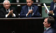 Zbigniew Ziobro przemawia z trybuny sejmowej, Jarosław Kaczyński klaszcze/ nowelizacja ustawy o SN/KRS
