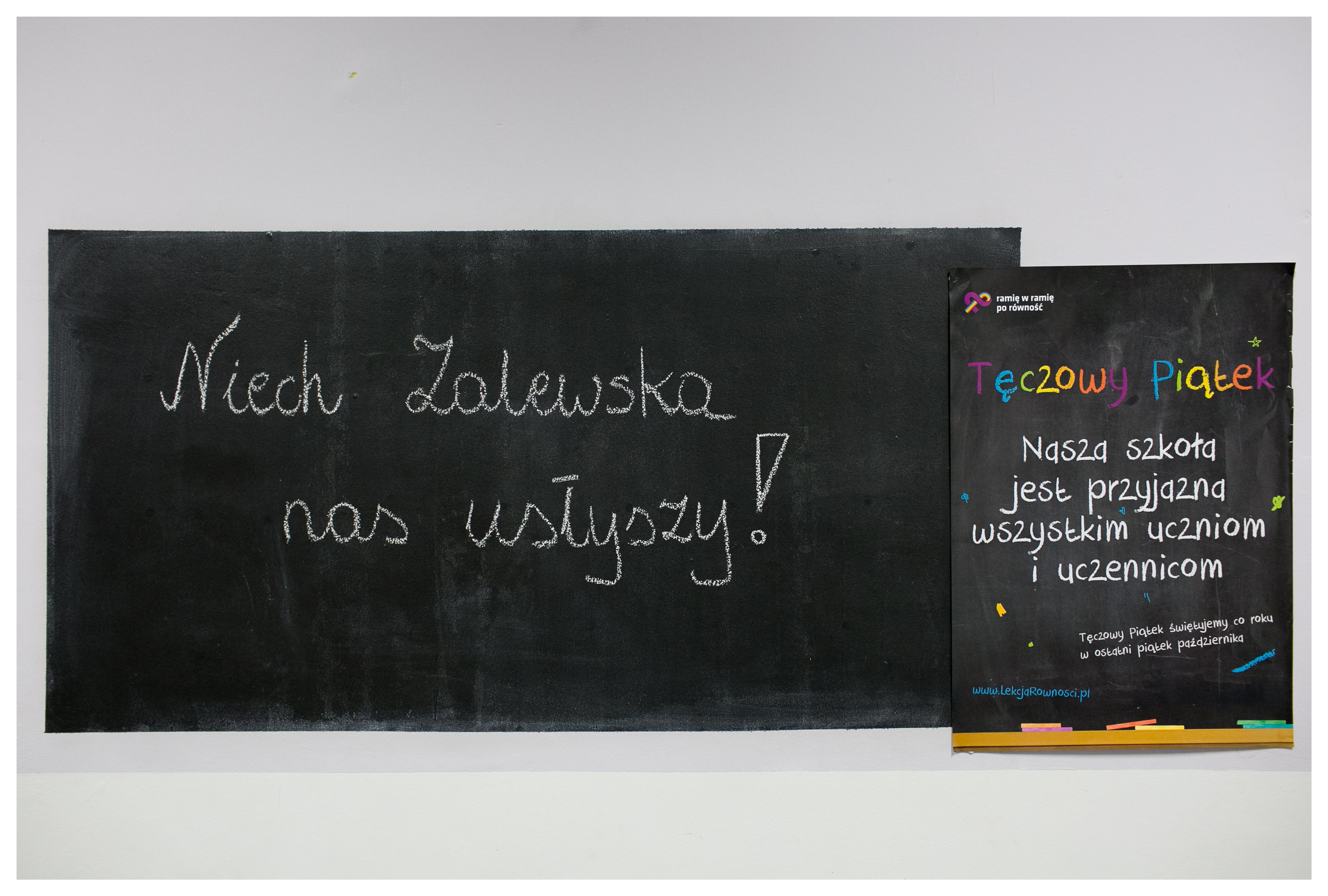 Na zdjęciu: Tablica szkolna z napisem: "Niech Zalewska nas słyszy" i plakat akcji Tęczowy Piątek