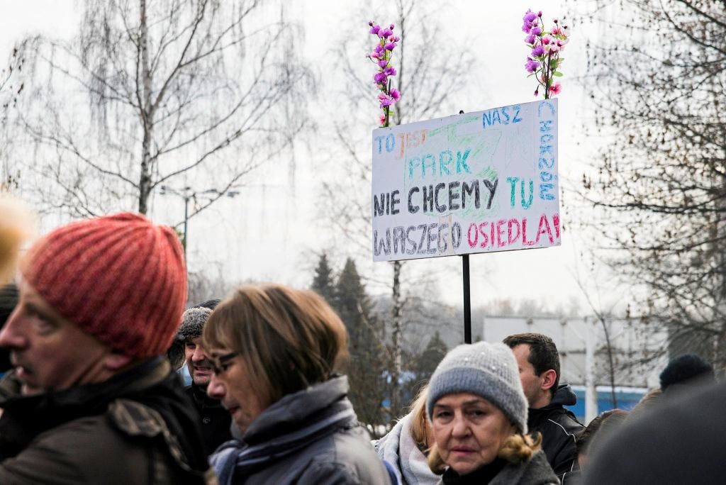 Protest w Parku Śląśkim. Widoczny jest transparent z napisem: "To jest nasz park. Nie chcemy tu Waszego osiedla"