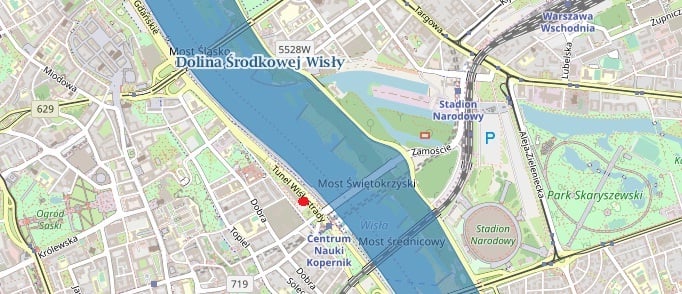 Warszawska Wisła na odcinku między Mostem Śląsko-Dąbrowskim a Świętkorzyskim. Czerwonym punktem oznaczono Centrum Nauki Kopernik, na którego wysokości ma odbyć się pokaz fajerwerków. Granatowym kolorem oznaczony obszar Natura 2000 "Dolina Środowej Wisły". Źródło: Geoserwis Generalnej Dyrekcji Ochrony Środowiska