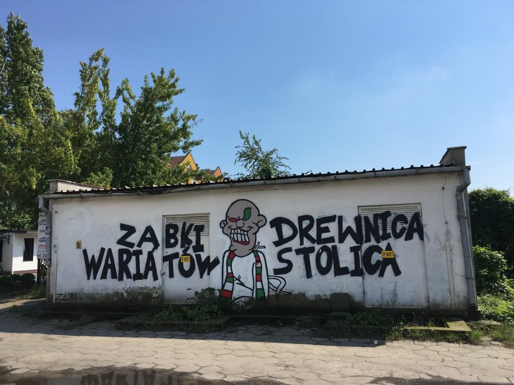 Budynek z graffiti o treści "Ząbki Drewnica wariatów stolica"