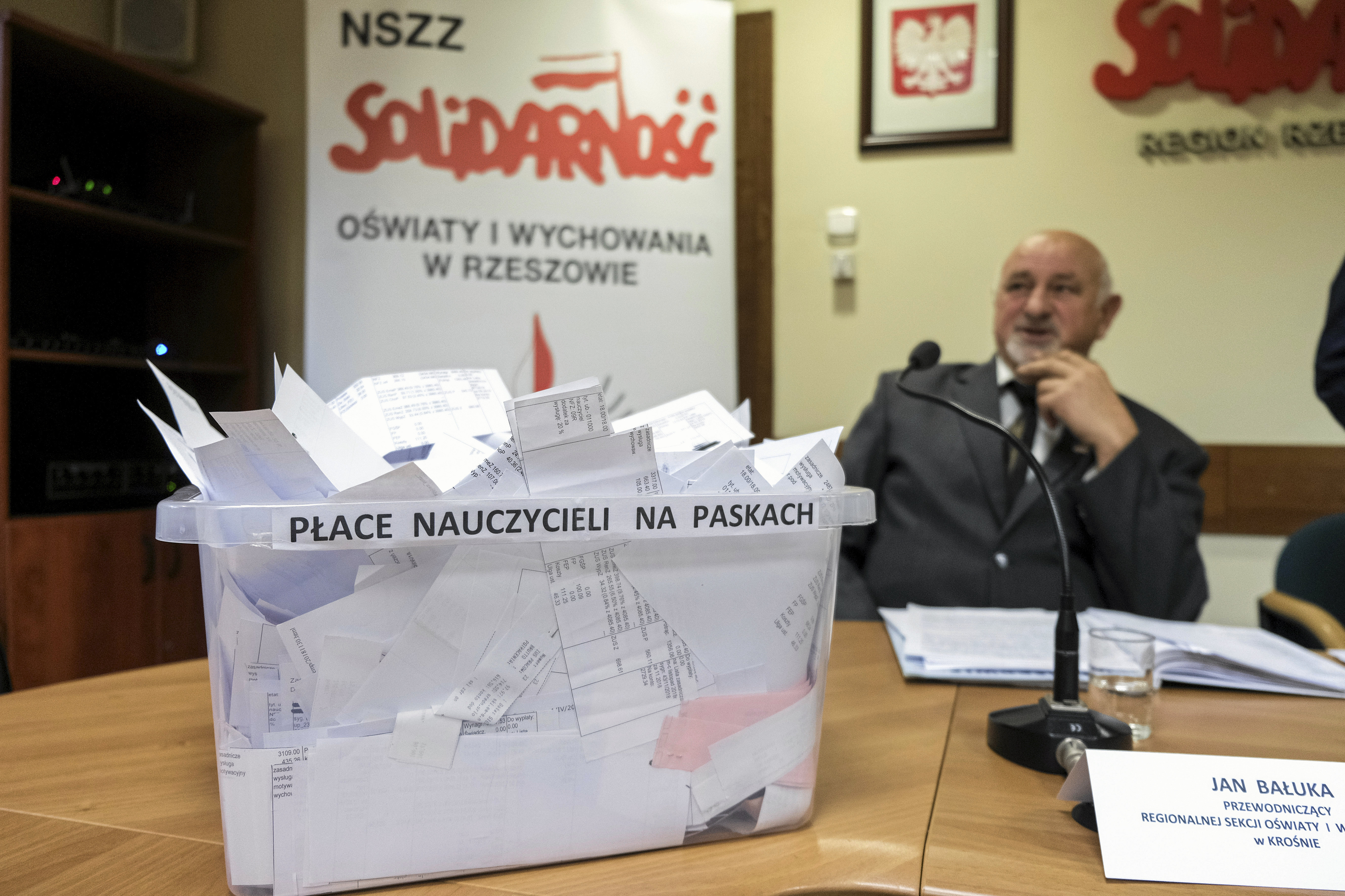 Solidarnosc - Region Rzeszowskie. Przewodniczacy regionalnej sekcji oswiaty i wychowania w Krosnie Jan Baluka podczas konferencji prasowej na temat zwiazkowego votum nieufnosci dla minister edukacji narodowej Anny Zalewskiej .