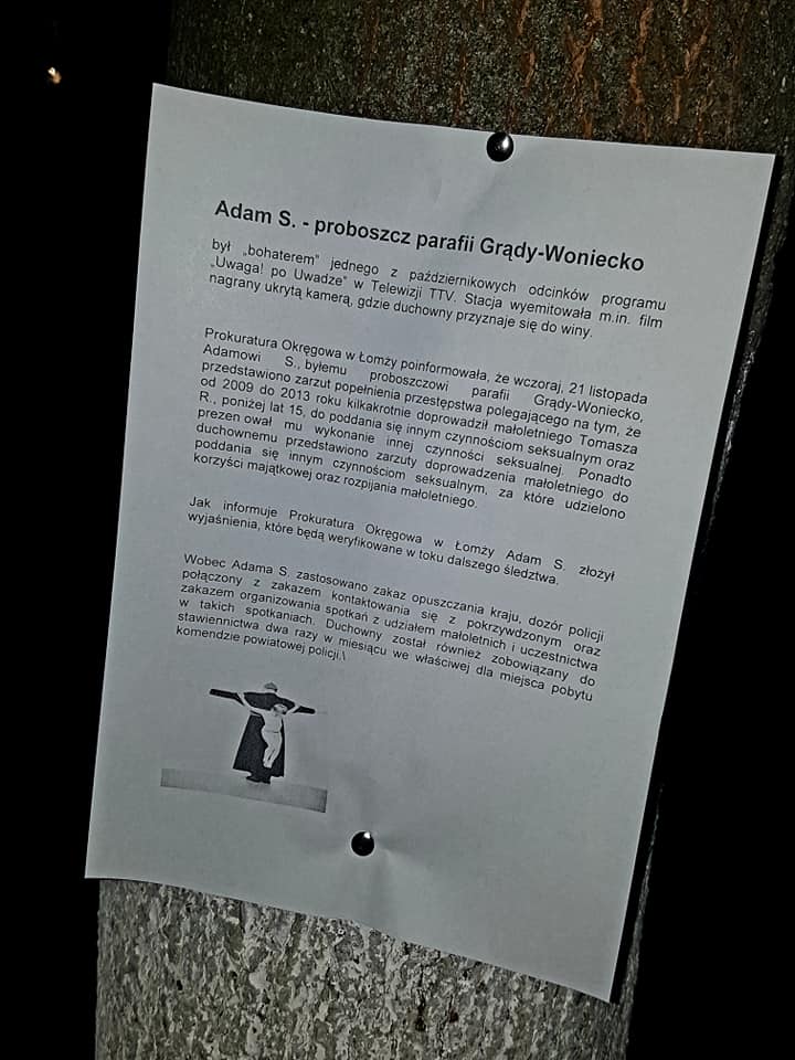 Kartka na drzewie w Grądach-Woniecku z komunikatem prokuratury dot. ks. Adama S.