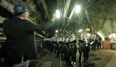 chór śpiewa w chodniku zamykanej kopalni węgla kamiennego w Bottrop