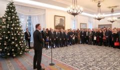 Prezydent Andrzej Duda przemawia do 123 prawników zaproszonych przez KRS w dużej sali Pałacu Prezydenckiego