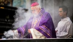 Biskup mpodczas mszy okadza ołtarz kadzidłem