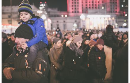 Marsz przeciw przemocy po zabójstwie prezydenta Adamowicza, 14.I.2019 Mężczyzna trzyma na ramionach chłopczyka, w tele duży tłum demonstrantów