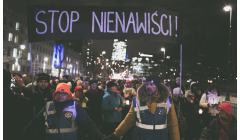 Po zabójstwie Pawła Adamowicza marsz w Warszawie, ludzie nisą transparent 