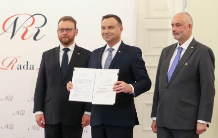 Andrzej Duda, Łukasz Szumowski i Piotr Czauderna Duda i Szumowski na konferencji. Szumowski udaje, że wybory korespondencyjne w Bawarii odbyły się bez nowych zakażeń