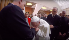 papież Franciszek całuje w rękę Marka Lisińskiego z fundacji 