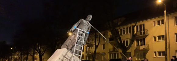 Pomnik Ks. Jankowskiego na wpół przechylony, za chwilę upadnie.