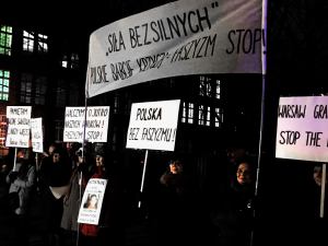 Grupa protestujących starszych kobiet. W rękach trzymają antyfaszystowskie transparenty.
