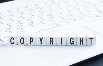 Dyrektywa o prawach autorskich zdjęcie klaiwatury komputeraa z ułożonym z klawiszy napisem Copyright