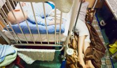 Matka leży pod łóżkiem chorego dziecka w szpitalnej sali