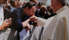 Vincent Doyle, syn irlandzkiego księdza całuje papieża Franciszka w rękę