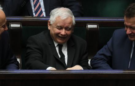 Jarosław Kaczyński w Sejmie śmieje się podczas debaty nad ustawą oświatową