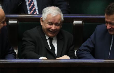 Jarosław Kaczyński Jarosław Kaczyński w Sejmie śmieje się podczas debaty nad ustawą oświatową