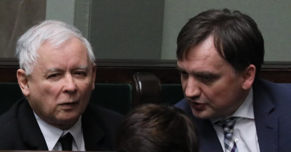 Kaczyński i Ziobro rozmawiają w ławach rządowych
